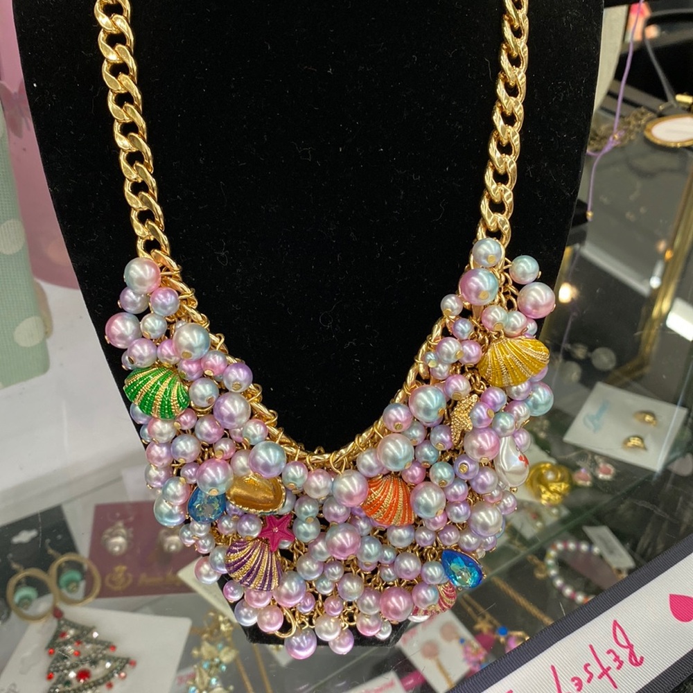 1 hr sale Betsey Johnson beautiful statement shell